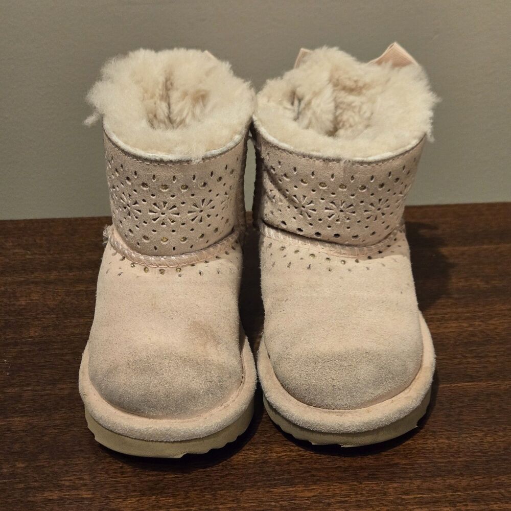 Ugg Infant Toddler Size 6 Dae Sunshine Perf Boots Light Pink